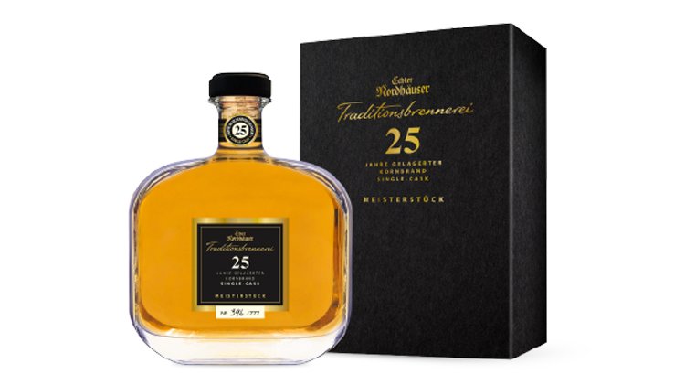 Eine elegante Flasche mit 25 Jahre altem Obstbrand, umgeben von einer stilvollen schwarzen Verpackung.