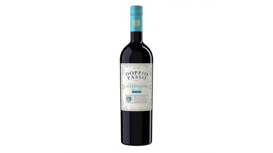 Eine Flasche Doppio Passo Primitivo Alternativa, alkoholfrei, mit einem eleganten Etikett und blauer Kappe auf weißem Hintergrund.