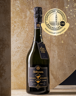 Flasche Geldermann Grande Réserve Sekt vor goldener Wand, ausgezeichnet beim Concours Mondial de Bruxelles