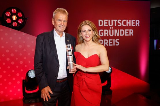Gunter Heise und Silvia Wiesner mit dem Award Deutscher Gründerpreis in der Hand
