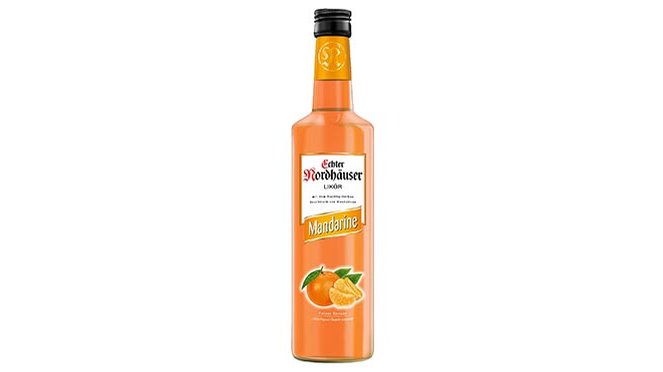 Eine Flasche Nordhäuser Mandarinenlikör steht auf einem weißen Hintergrund, leuchtend orange mit einem frischen Mandarinenmotiv.