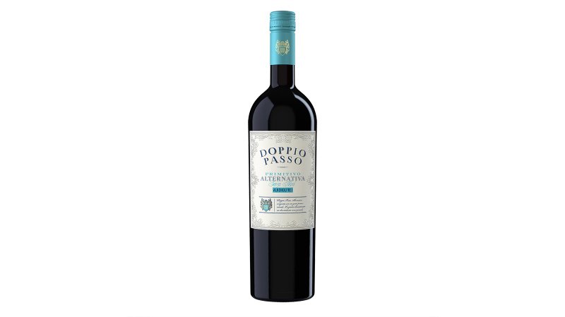 Eine Flasche Doppio Passo Primitivo Alternativa, alkoholfrei, mit einem eleganten Etikett und blauer Kappe auf weißem Hintergrund.