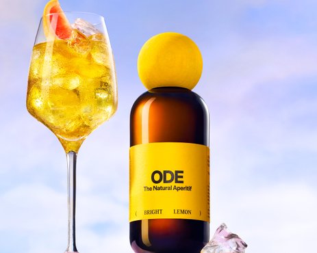 Flasche von ODE - The Natural Aperitif - und daneben ein Aperitifglas.