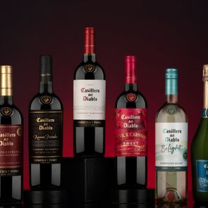 Das Sortiment Casillero del Diablo von Concha y Toro vor einem weinroten Hintergrund