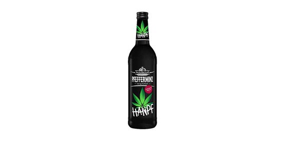 Eine Flasche mit schwarzem Etikett, die Pfefferminzgeschmack und Hanfblätter zeigt, steht auf einem weißen Hintergrund.