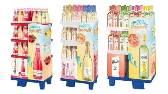 Drei Getränkeständer präsentieren eine bunte Auswahl an Sommergetränken, die in verschiedenen Flaschen und Farben angeordnet sind.