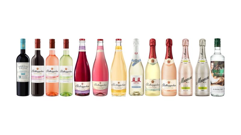 Eine Auswahl an Flaschen alkoholfreier Getränke, darunter Weine und Schaumweine in verschiedenen Farben und Geschmacksrichtungen.