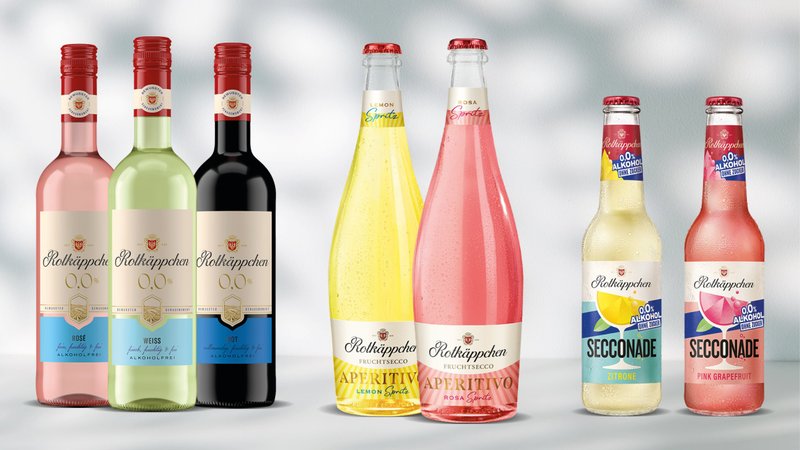 Flaschenabbildungen Rotkäppchen Neuprodukte vor grauem Hintergrund: Rotkäppchen Wein Alkoholfrei (rosé, weiß, rot), Fruchtsecco Aperitivo Lemon & Rosa Spritz und Secconade 0,0 Zitrone und Pink Grapefruit