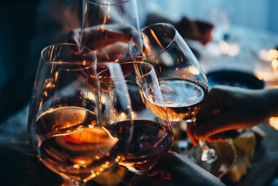 Freunde feiern mit Wein und guter Stimmung