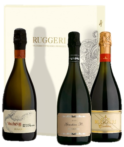 Drei Flaschen Prosecco von Ruggeri stehen vor einer eleganten Verpackung, die den Namen der Marke in goldenen Buchstaben zeigt.
