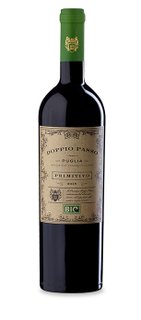 Eine elegante Flasche Doppio Passo Primitivo aus Puglia, mit einem grünen Korken und einer kunstvollen Etikettgestaltung.