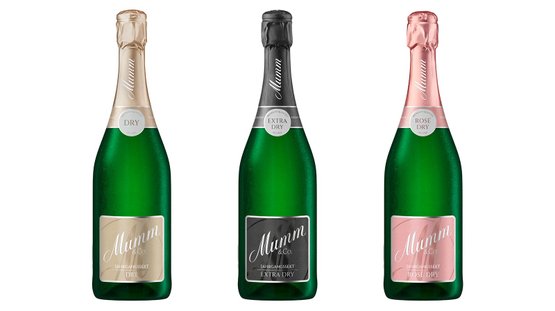 Drei Flaschen Sekt von Mumm stehen nebeneinander, jede mit einem einzigartigen Etikett: Dry, Extra Dry und Rosé Dry.