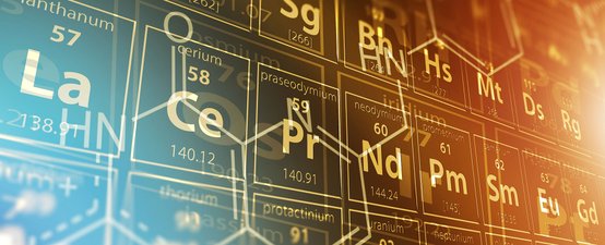 Eine Nahaufnahme des Periodensystems zeigt chemische Elemente mit ihren Symbolen und Ordnungszahlen auf einem blauen Hintergrund.