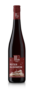 Eine Flasche roten Glühwein von 1112 mit einem eleganten Etikett, das winterliche Motive und den Schriftzug 'Roter Glühwein' zeigt.