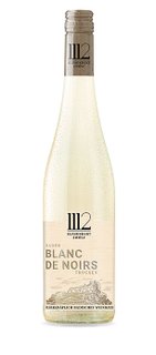 Eine elegante Flasche Weißwein mit dem Etikett 'ELFHUNDERTZWÖLF Blanc de Noirs' aus Baden, die in sanftem Licht glänzt.