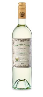 Die Flasche Doppio Passo Grillo zeigt ein ansprechendes Design, das die Herkunft und Qualität des Weins betont.