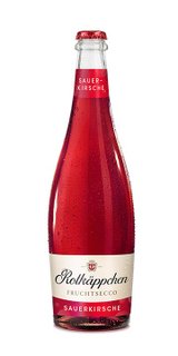 Eine Flasche Rotkäppchen Fruchtsecco mit der Geschmacksrichtung Sauerkirsche, glänzend und erfrischend mit Wassertropfen.