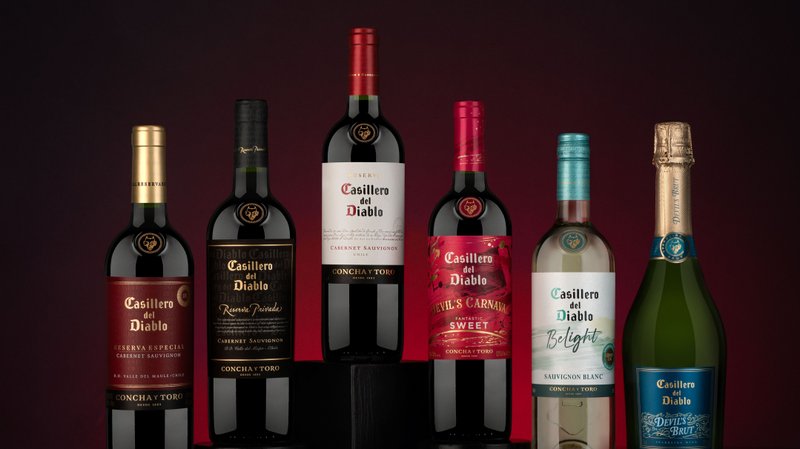 Das Sortiment Casillero del Diablo von Concha y Toro vor einem weinroten Hintergrund