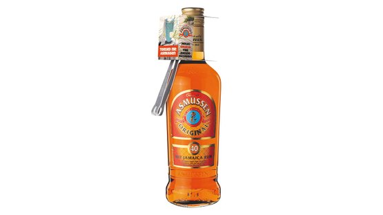 Eine Flasche Asmussen Original Rum mit einem auffälligen Etikett und einem praktischen Öffner, der an der Flasche befestigt ist.