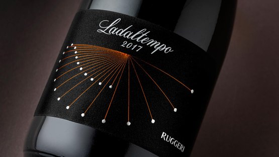 Eine elegante Weinflasche mit schwarzem Etikett, das den Namen 'Ladaltempo 2017' und ein auffälliges Design zeigt.