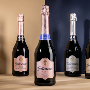 Geldermann Rosé Alkoholfrei im Vordergrund, im Hintergrund die weitere Range der Geldermann "Les Premiers"