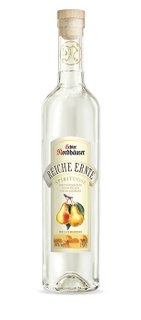 Eine elegante Flasche mit klarer Flüssigkeit, die eine Birnen-Spirituose namens 'Reiche Ernte' präsentiert.