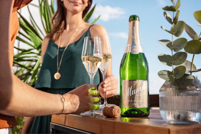 Luxuriöser Moment mit Mumm Sekt und Freunden