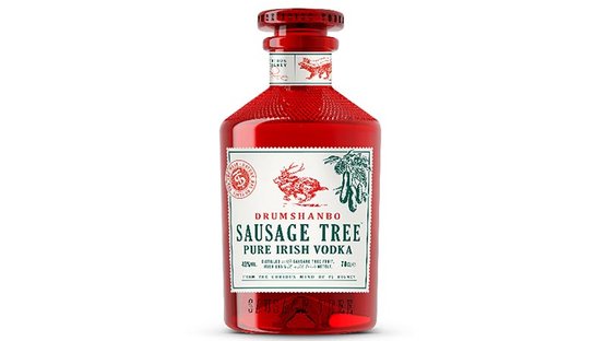 Eine auffällige Flasche mit rotem Vodka, die das Etikett 'Sausage Tree Pure Irish Vodka' trägt und einen einzigartigen Look hat.