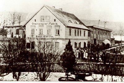 Alte Fabrik für Champagnerproduktion in Schwarzweiß