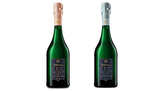 Zwei Flaschen Crémant aus Baden stehen nebeneinander, eine mit roséfarbenem Korken und die andere mit silbernem Korken.