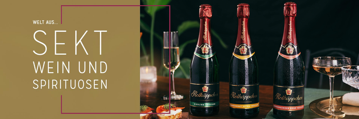 Drei Flaschen Sekt stehen auf einem Tisch, umgeben von Gläsern und einer stilvollen Tischdecke in sanften Farben.