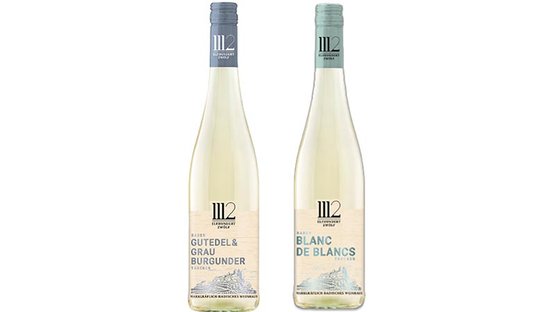 Zwei Flaschen Wein von 1112 stehen nebeneinander, eine mit dem Etikett 'Gutedel & Grau Burgunder' und die andere 'Blanc de Blancs'.