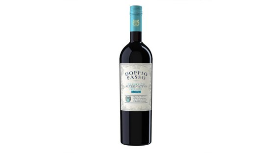 Eine Flasche Doppio Passo Primitivo Alternativa, alkoholfrei, mit einem eleganten Etikett und blauer Kappe auf weißem Hintergrund.