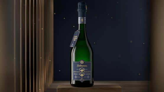 Die Flasche mit dem Etikett 'Geldermann Grande Reserve' strahlt in einem stilvollen Ambiente, ideal für festliche Anlässe.