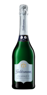 Die Flasche Geldermann Classique steht aufrecht, umgeben von einem schlichten, eleganten Hintergrund, der ihre Raffinesse betont.