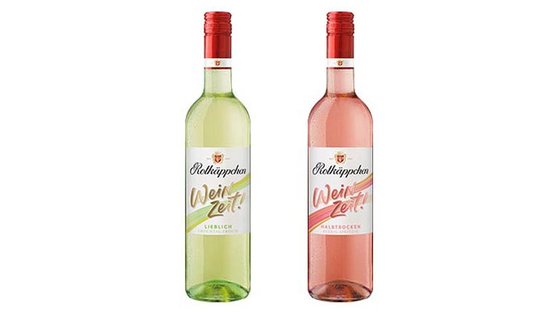 Zwei Flaschen Wein mit bunten Etiketten stehen nebeneinander, eine grün und eine rosé, beide mit dem Schriftzug 'Weinzeit!'.