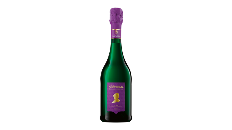 Eine elegante Flasche Geldermann Cuvée mit einem lila Korken und einem lila-goldenen Etikett, das eine stilisierte Büste zeigt.