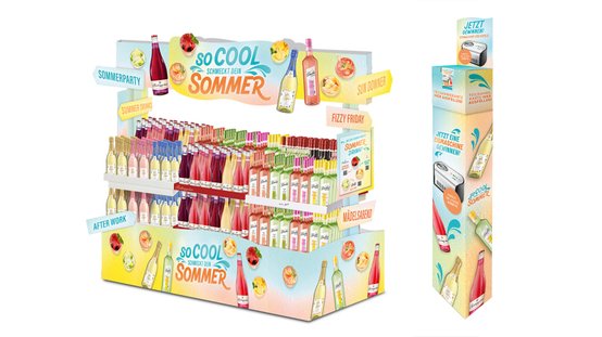 Ein farbenfrohes Regal mit verschiedenen Sommergetränken, das einladend für eine Sommerparty dekoriert ist.