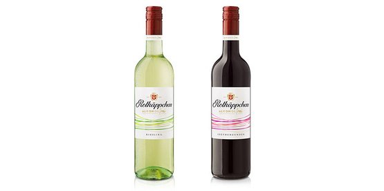 Zwei Flaschen alkoholfreier Rotkäppchen Wein stehen nebeneinander, eine grüne Riesling-Flasche und eine rote Spätburgunder-Flasche.