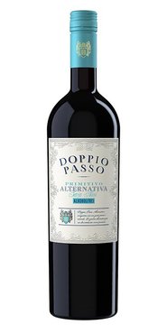 Die Flasche Doppio Passo Primitivo steht aufrecht, mit einem hellblauen Verschluss und einem detaillierten, dekorativen Etikett.
