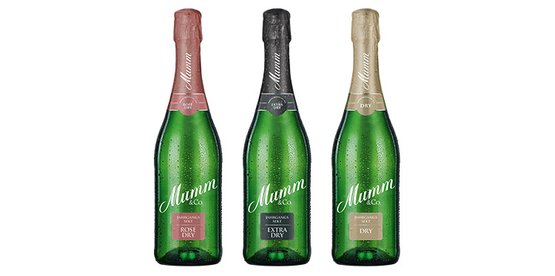 Die Flaschen von Mumm Sekt zeigen eine elegante Präsentation, mit Rosé, Extra Dry und Dry Varianten in grünen Glasflaschen.