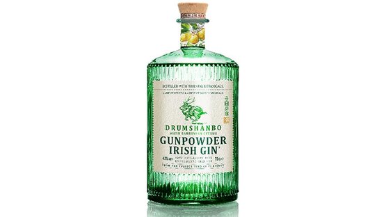 Die Flasche Drumshanbo Gunpowder Irish Gin zeigt ein elegantes Design mit vertikalen Rillen und einem frischen Zitrus-Thema.
