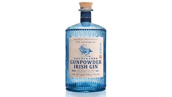 Eine elegante Flasche, die Drumshanbo Gunpowder Irish Gin enthält, steht auf einem weißen Hintergrund.