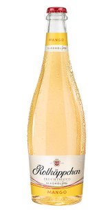 Eine Flasche Rotkäppchen Fruchtsecco mit Mango-Geschmack, sprudelnd und erfrischend, steht vor einem neutralen Hintergrund.