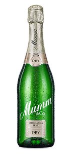 Eine grüne Sektflasche mit dem Etikett 'Mumm & Co' und der Aufschrift 'Jahrgangs Sekt Dry', umgeben von Wassertropfen.