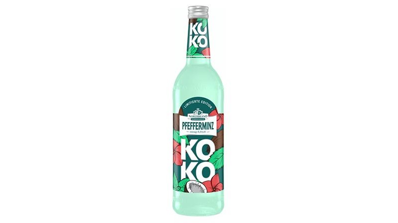 Eine Flasche KOKO Pfefferminzgetränk mit buntem Etikett, umgeben von tropischen Pflanzenmotiven.