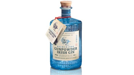 Die Flasche Gunpowder Irish Gin hat eine auffällige Form und ist mit einem roten Band und einem informativen Etikett versehen.