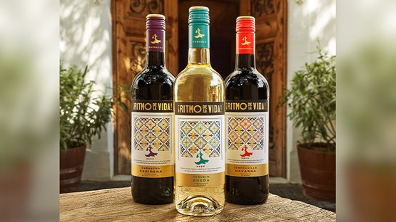 Eine Flasche Weißwein in der Mitte wird von zwei Rotweinflaschen flankiert, alle mit dem Schriftzug 'Ritmo de Vida'.