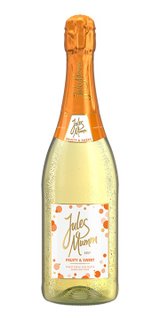 Eine Flasche Jules Mumm Sekt mit einem leuchtend orangefarbenen Korken und einer fruchtigen, süßen Etikette.