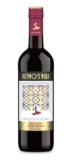 Der Wein mit dem Namen 'Ritmo de la Vida - Carnacha Carinena' hat ein auffälliges Etikett, das lebendige Farben und eine elegante Tanzsilhouette präsentiert.